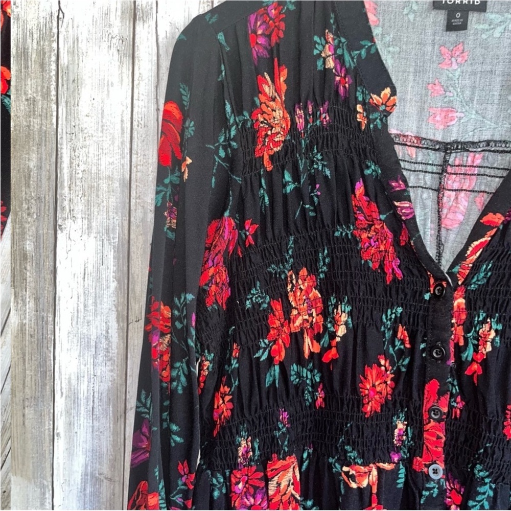 Torrid Floral Smocked Button Front Tunic Black & Red Rayon Size 0X - Picture 4 of 6